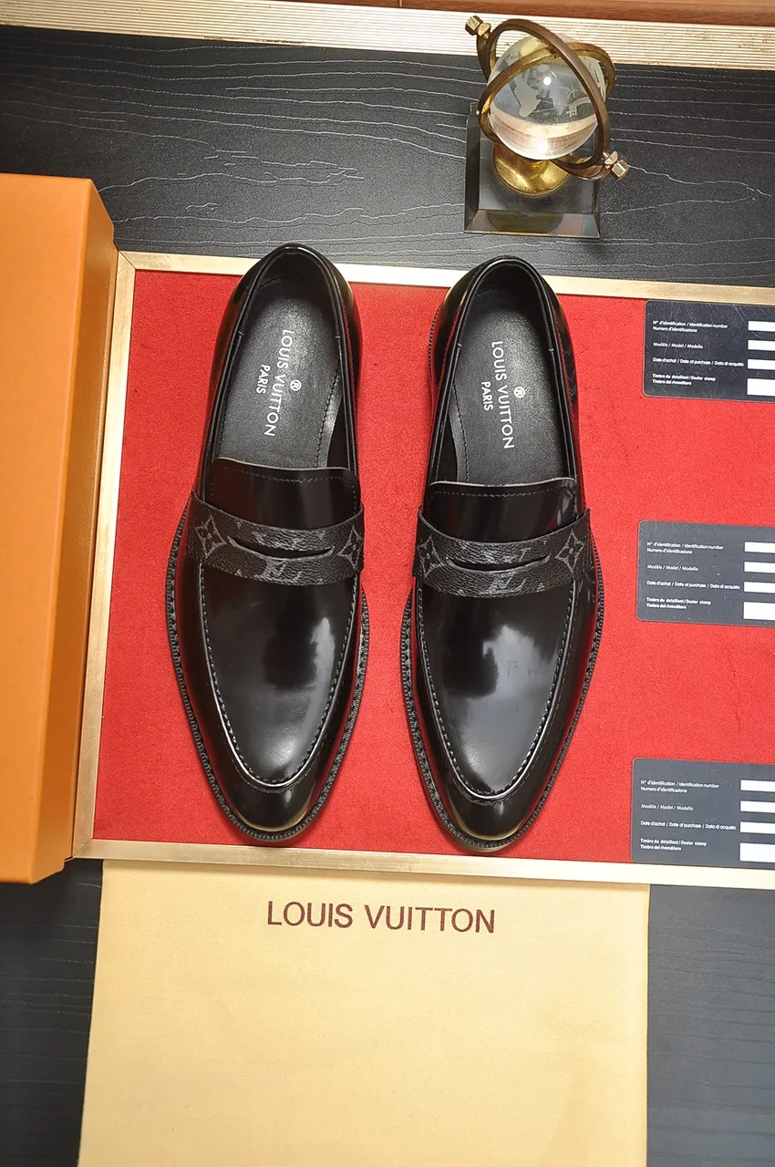 Men's men's shoes 💰460💶 [LV] (all high-end sheep lining) 🍀LV's latest genuine leather business suit shoes are launched simultaneously on the official website. The first-layer cowhide imported from Italy is made of heavy gold, 💥official website 1:1 rubber outsole. Versatile to wear, high-end without losing class, and the color combination is extraordinary. This four-season style is alluring when worn on your feet, showing off your big-name flair. Standard code 38-45 (45 customized)